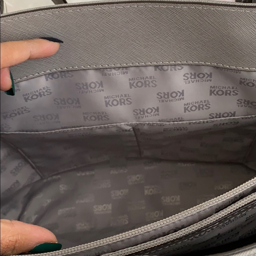 🎉HP🎉 Michael Kors Pearl Gray Jet Set Bag - Picture 10 of 15